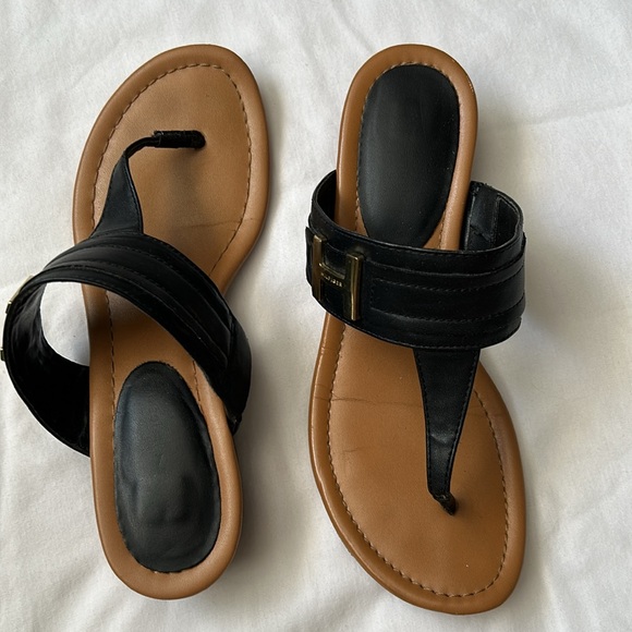 Black Tommy Hilfiger sandals with gold H accent. Size 7.5 - Picture 3 of 6